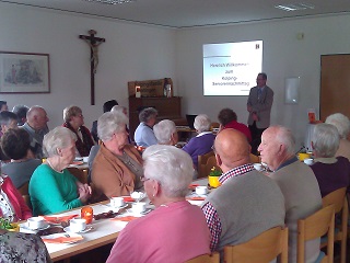 Foto von der Begr&uuml;&szlig;ung durch Karl Hofmann
